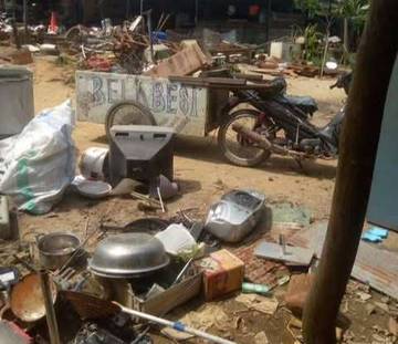 Tukang Besi Tua Bayar Barang Bekas Jadi Cuan