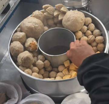 Di Balik Gerobak Bakso, Tekad Perantau untuk Keluarga Tercinta