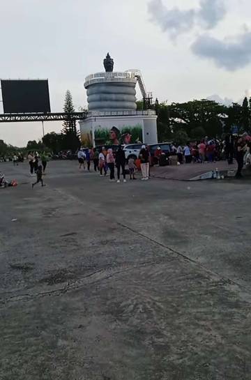 Warga Nikmati Olahraga Sore di Alun-Alun Itho Kubar