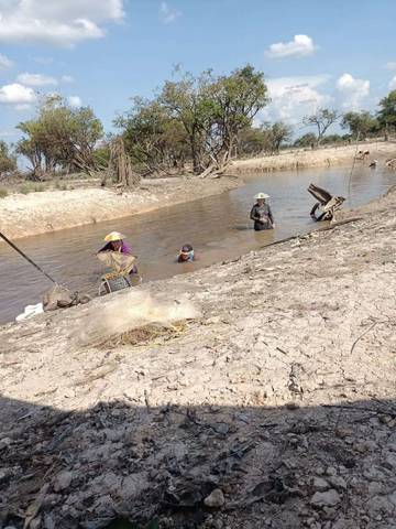 Nikmati Akhir Pekan,Warga Menjala Ikan di Sungai Beloan