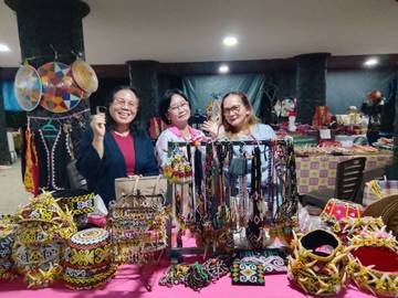 Stand Kerajinan Dayak Menarik Pengunjung di Dahau