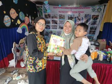  Pokja Bunda PAUD Kutai Barat Bagikan Buku Cerita Gratis