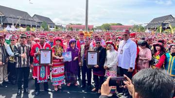 Ribuan Warga Kenakan Kesapuuq Tuduukng Pecahkan Rekor MURI