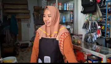 Kue Keroncong Jadi Buruan Warga di Pasar Melak