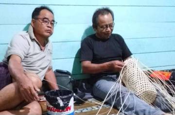 Pria Dayak Bahau Jaga Tradisi Anjat Turun-Temurun