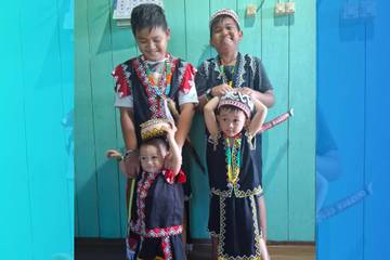 Bangga Kenakan Pakaian Adat Dayak Bahau Sejak Dini