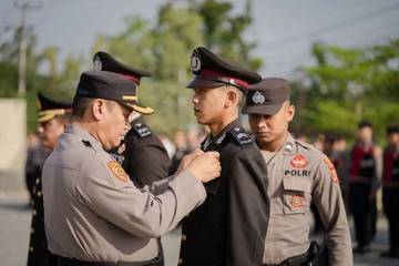 Polres Berau Gelar Upacara Penyematan Tanda Kehormatan Satyalancana