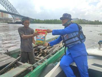 Sat Polairud Polresta Samarinda Bagikan Paket Sembako