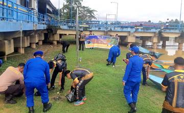 Polres Kubar Gelar Aksi Bersih-Bersih di Pelabuhan Melak