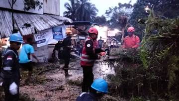 Brimob Kaltim Tangani Cepat Kasus Pohon Tumbang