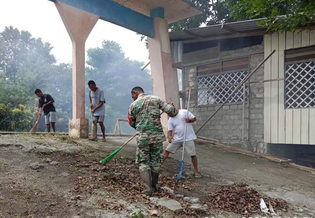 Babinsa Warbah : Warga Ikemal Bersihkan Pantai Ronggaiwa 
