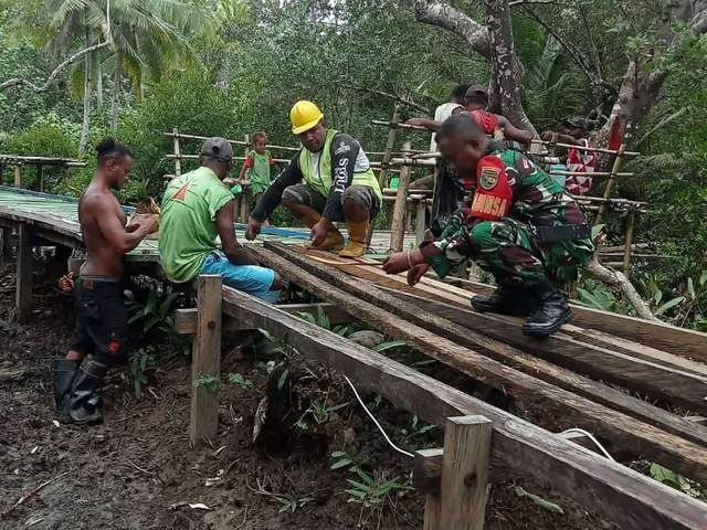 Babinsa Serui Bantu Bangun Jembatan Wisata Mangrove 