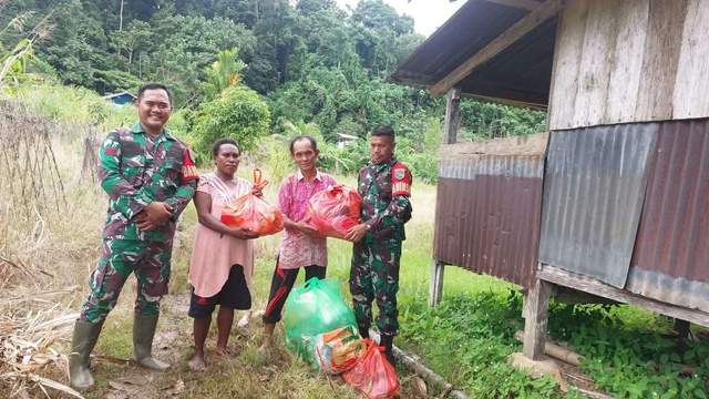 Babinsa Serui Berbagi Sembako dan Pakaian Bagi Warga Kurang Mampu