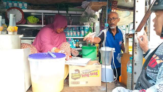 Lapak Pak Haris Menyediakan Apang Panas Khas Bugis