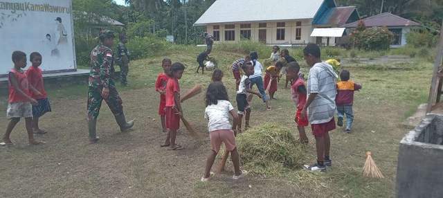 Babinsa Serui Warga Aromarea Pembersihan SD Aromarea