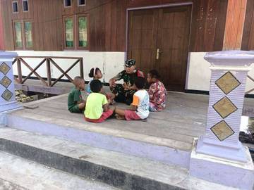 Babinsa Serui Mengajari Anak-anak Menghafal Pancasila 