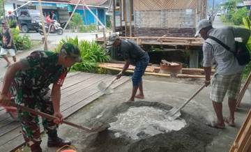 Dukung Usaha Warga, Babinsa Serui Bantu Bangun Warung