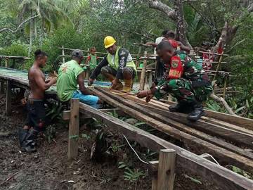 Babinsa Serui Bantu Bangun Jembatan Wisata Mangrove 