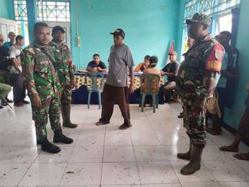 Babinsa Dawai Dampingi Penyaluran Bansos Teluk Ampimoi 