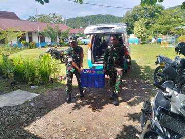 Babinsa Serui Bahagia Terlibat Langsung Distribusi MBG 