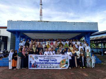 Aksi Berbagi Takjil: Majelis Taklim bersama RRI Serui