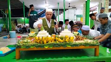 Pemotongan Tumpeng Setelah Khataman Qur'an Bentuk Syukur dan Kebersamaan