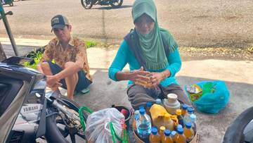 Ibu Suti Penjual Jamu Gendong Sejak Tahun 1989 di Serui