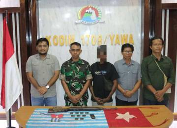 Dandim 1709/Yawa Terima 1 Pucuk Senjata Dan 45 Butir Munisi Dari Mantan Simpatisan TPN/OPM Yapen