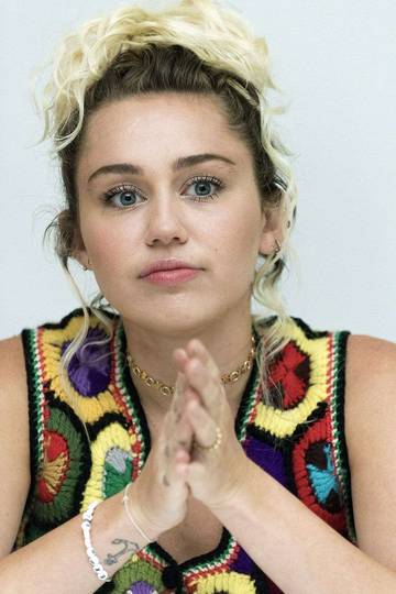 Miley Cyrus dan Beyonce Menggebrak Panggung di Paris