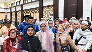 Rombongan Jamaah Haji Serui  Disambut Haru Oleh Keluarga 