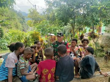 Babinsa Serui Ajak Anak Sarawandori Bermain Sambil Menghitung