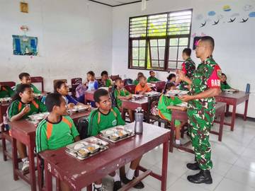 Babinsa Serui Dukung Langsung Program Makanan Bergizi 