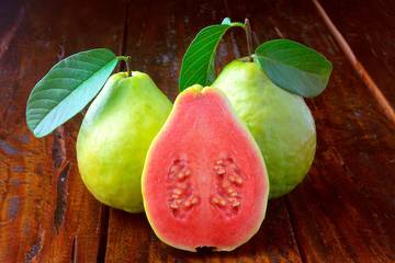 Manfaat dan risiko makan kulit jambu biji