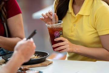 Amankah Minum Es Teh setelah Makan? Berikut Penjelasannya