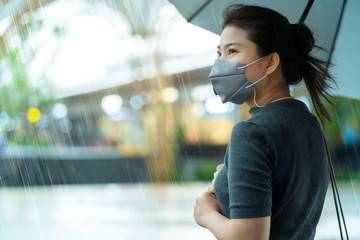 Mitos atau Fakta Air Hujan Bikin Sakit?