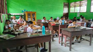 336 Siswa SD Inpres 1 Waren Terima MBG