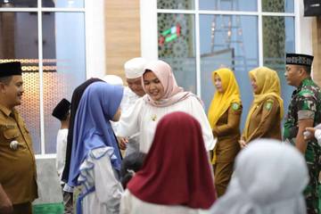 Wabup Madina Atika Salurkan Santunan Anak Yatim di Kotanopan
