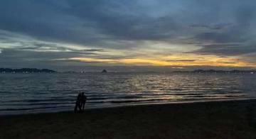 Kegiatan Cocok Menikmati Wisata Pantai di Malam Hari