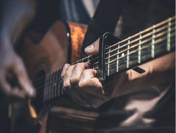 Membedah Perbedaan Senar Gitar Nilon dan Senar Baja