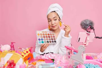 Glitchy Glam, Gaya Kecantikan Ekspresif Anak Muda