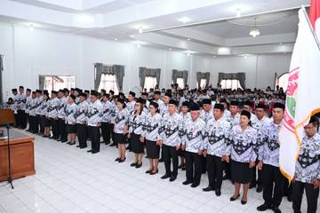 Bupati Humbang Hasundutan Hadiri Pelantikan Pengurus PGRI Kabupaten