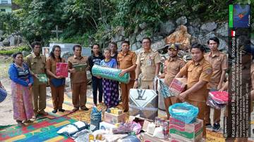 Pemkab Humbang Hasundutan Bantu Korban Rumah Tertimpa Pohon