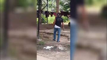 Viral, Oknum Kades Acungkan Senjata Pada Warga