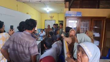 Warga Korban Banjir Geruduk Kantor Desa Sabungan Sipabangun