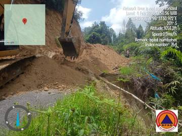 BPBD Perbaiki Jalan Longsor di Desa Simataniari Parlilitan