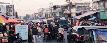 Pedagang di Badan Jalan Picu Kemacetan
