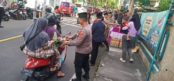 Kapolsek Singaraja Bagikan Takjil, Pererat Silaturahmi Ramadhan