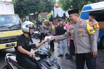 Polres Jembrana dan Media Bersinergi dalam Aksi Berbagi Takjil