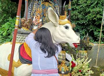 Melukat di Pura Kedatuan Raksa Sidhi 