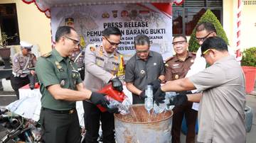 Polres Buleleng Musnahkan Miras dan Knalpot Brong Hasil Razia